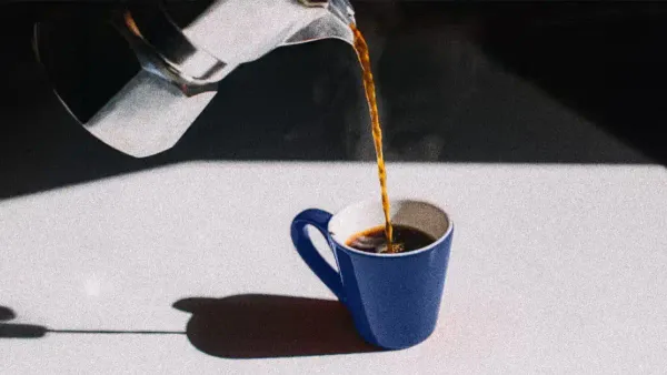 Tomar café a la mañana podría reducir el riesgo de muerte por enfermedades cardíacas, según un estudio.